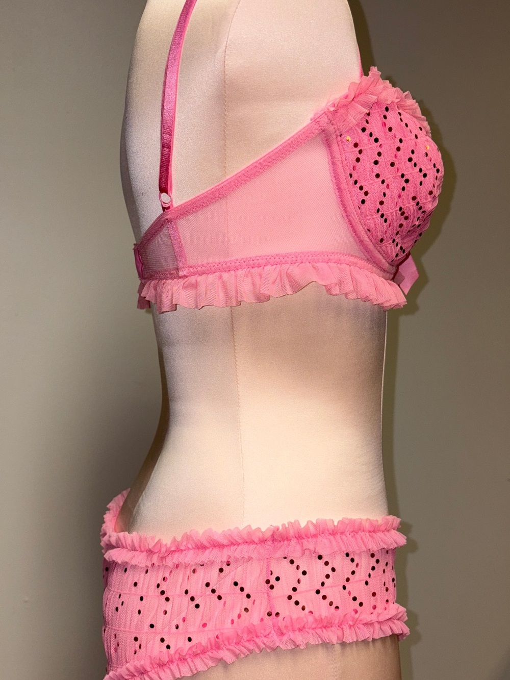 La SENZA Pink Sparkly Ruffle Lace Bra Set (36D/Medium) - Picture 4 of 11